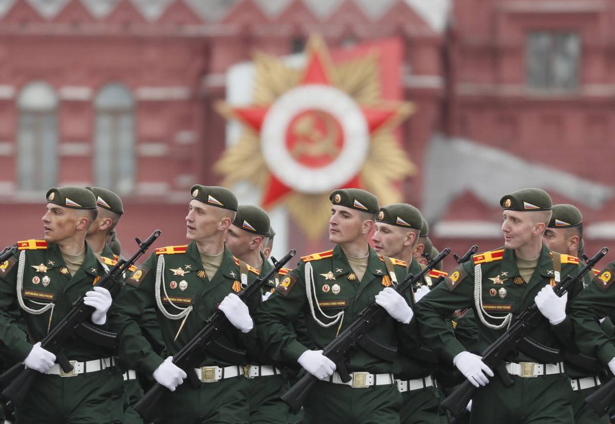 I militari sulla Piazza rossa. E Putin svela i motivi della guerra
