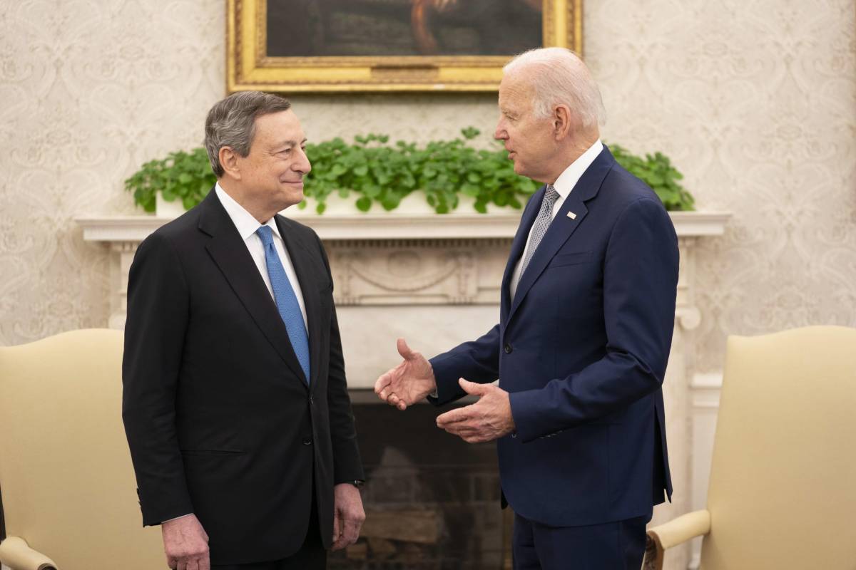 Draghi spiega a Biden la "via italiana": "Siamo uniti su tutto ma ora il mio Paese chiede la pace"