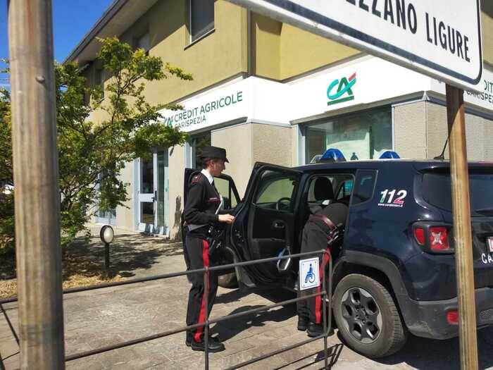 I carabinieri davanti alla banca di Vezzano