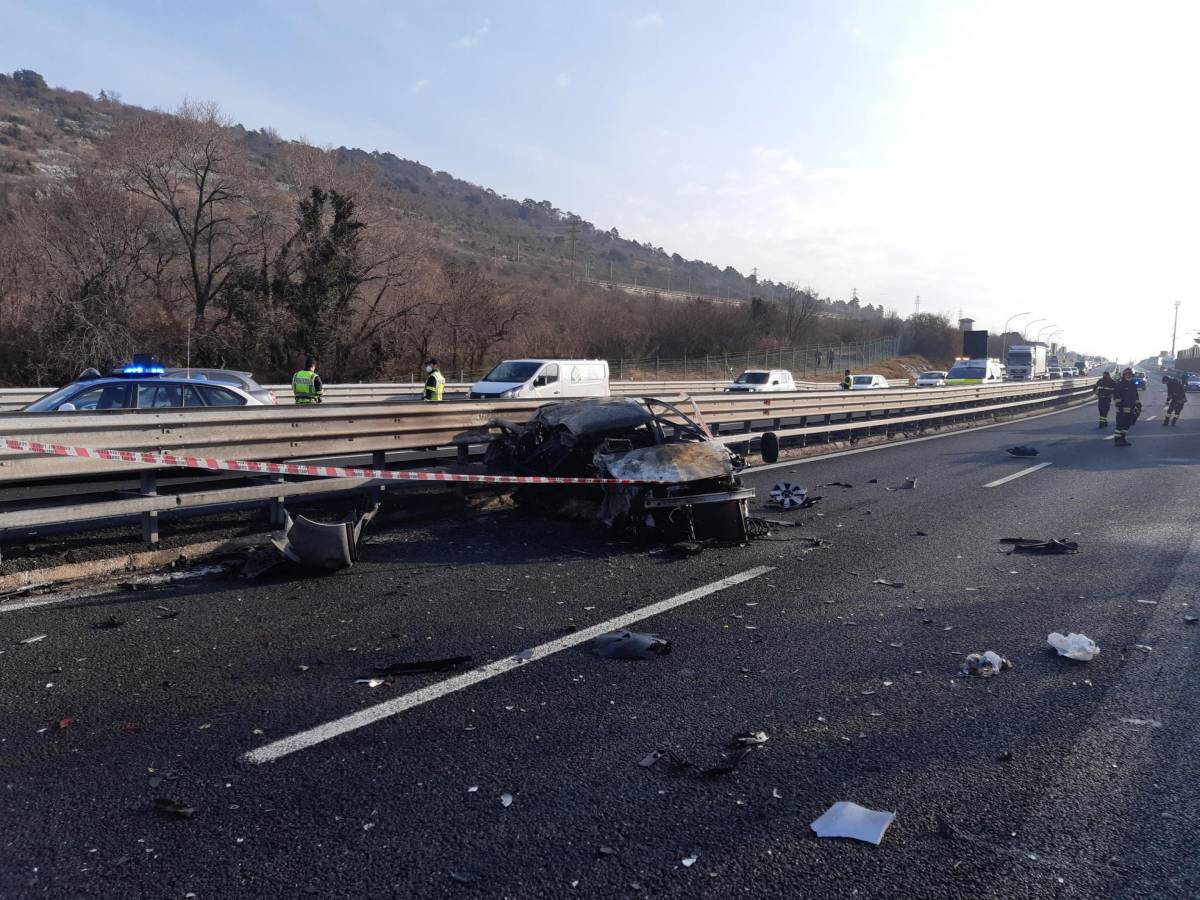 In macchina in contromano sulla superstrada: perde la vita 36enne, feriti altri quattro ragazzi