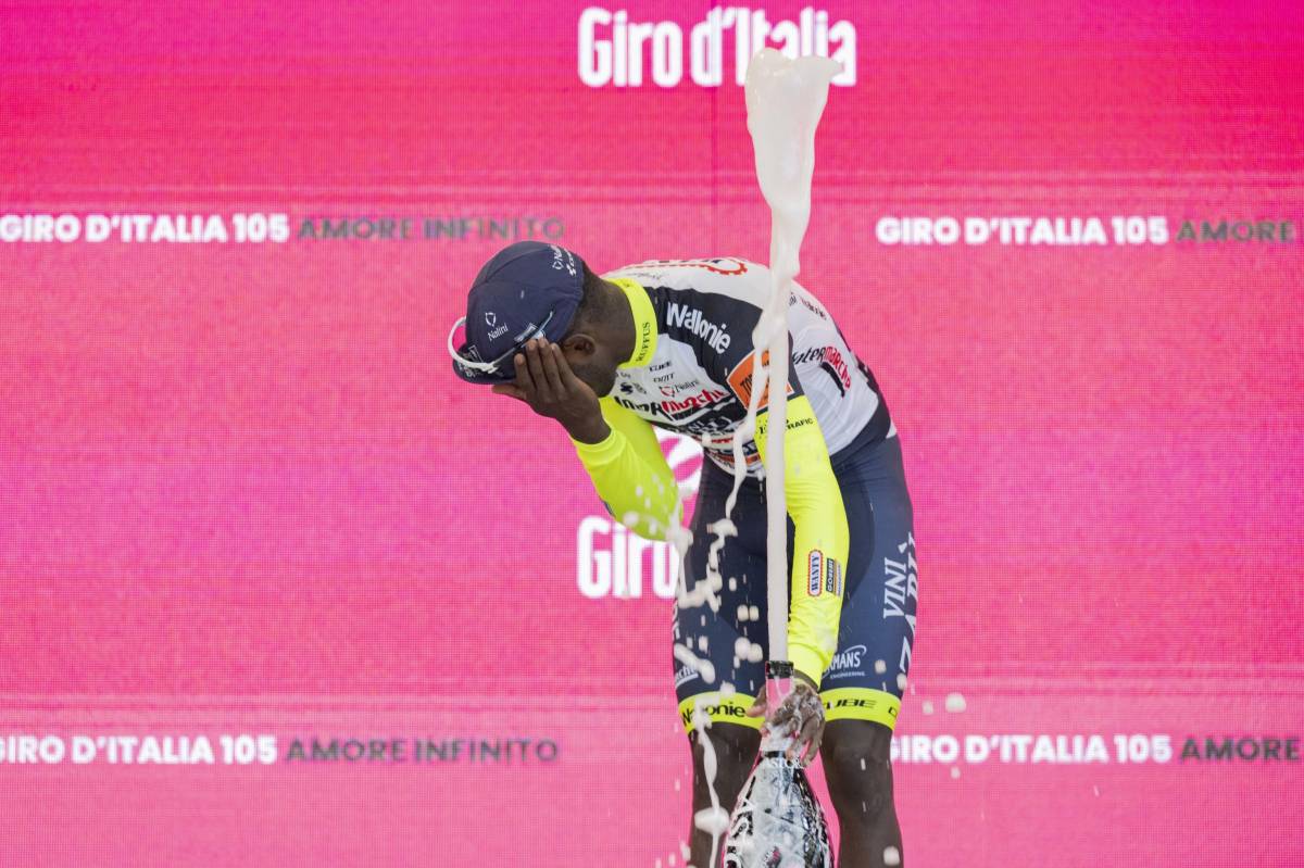 L'eritreo Girmay vince una tappa al Giro e si fa male all'occhio con il tappo dello spumante