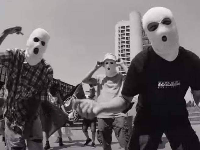 Il Collettivo P38 che incita alle Br sul palco dell'evento patrocinato dal Comune: è bufera