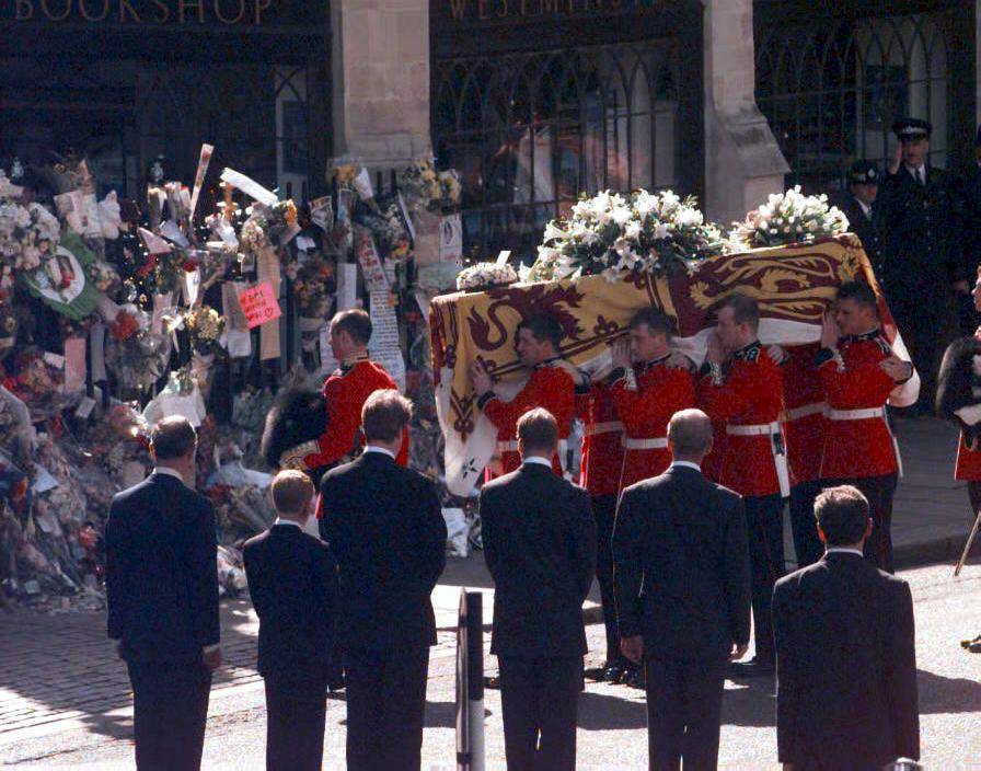 Tutte le regole infrante dalla Regina al funerale di Lady Diana
