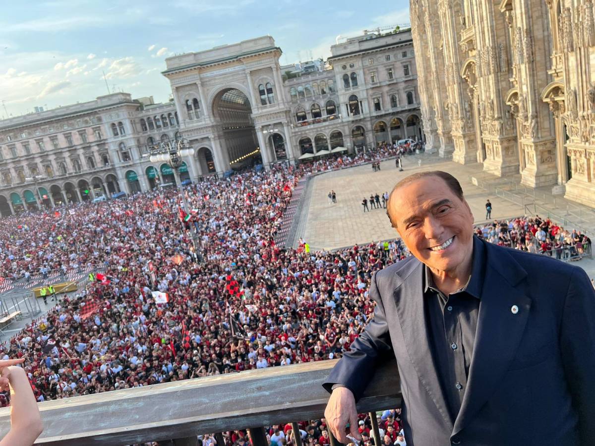 Anche Silvio Berlusconi in piazza Duomo per festeggiare il Milan: "Parte del mio cuore"