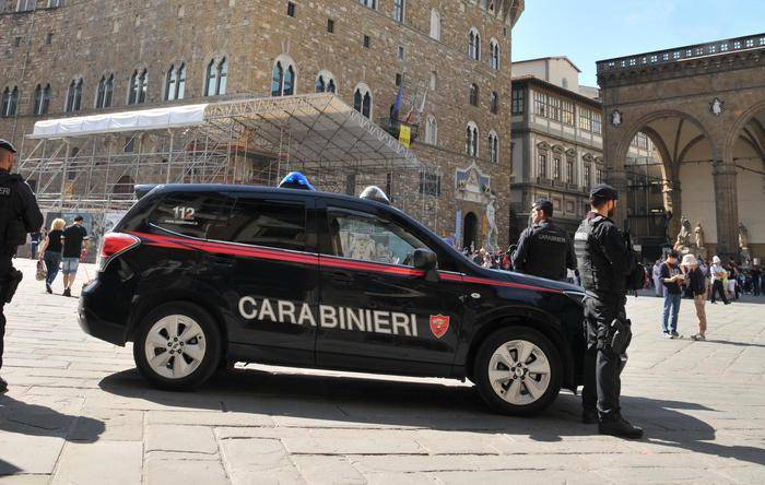 Una volante dei carabinieri in Piazza della Signoria