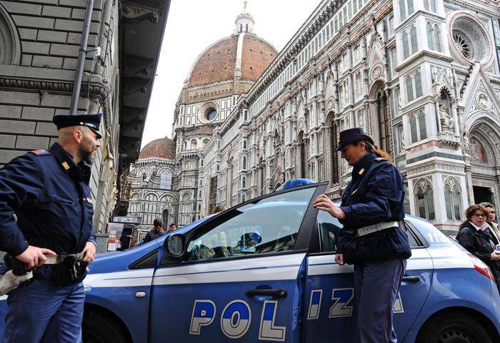 Una pattuglia della polizia a Firenze