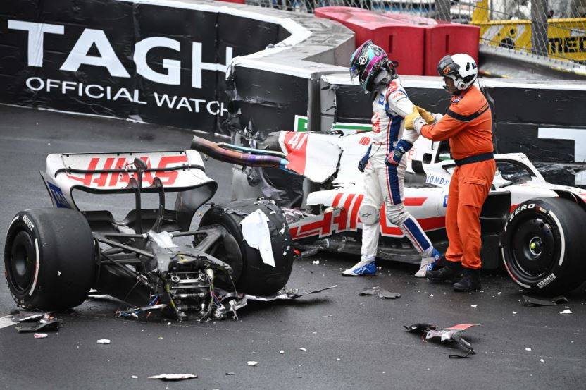 Terribile incidente per Mick Schumacher: macchina spezzata in due ma lui è illeso