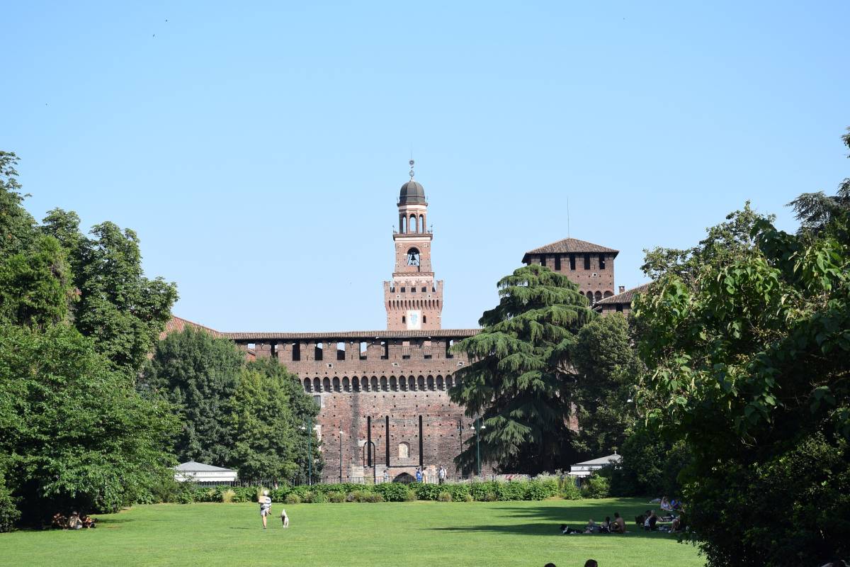 https://img.ilgcdn.com/sites/default/files/styles/xl/public/foto/2022/05/31/1653980571-milano-castello-sforzesco.jpg?_=1653980571