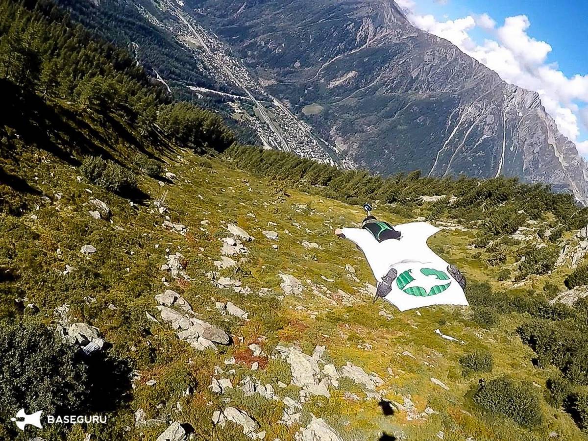 Non si apre il paracadute: 33enne muore dopo una caduta di 200 metri