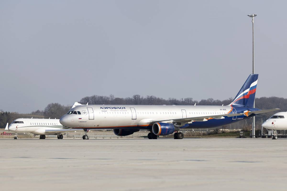 Sequestrato aereo russo con 200 civili a bordo: cosa sta succedendo