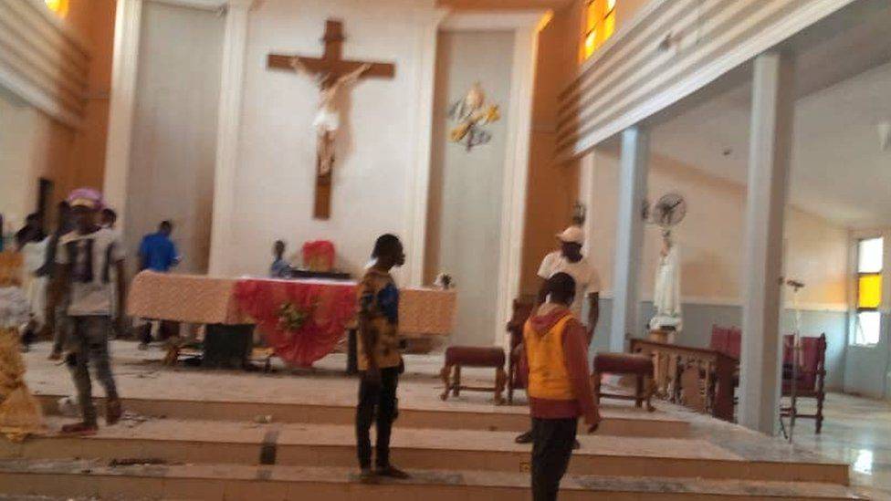 Nigeria, strage in chiesa: 50 morti, donne e bimbi. La preghiera del Papa