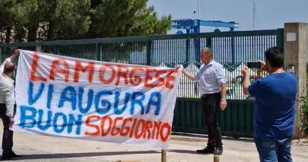 "Lamorgese vi augura buon soggiorno". Lo striscione contro gli sbarchi