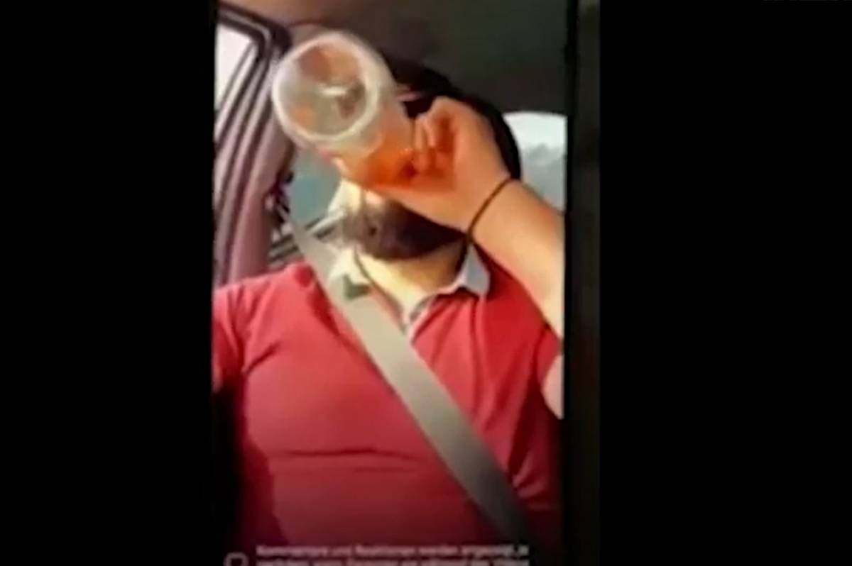 Beve whisky mentre sfreccia in autostrada: ultima follia in diretta Facebook