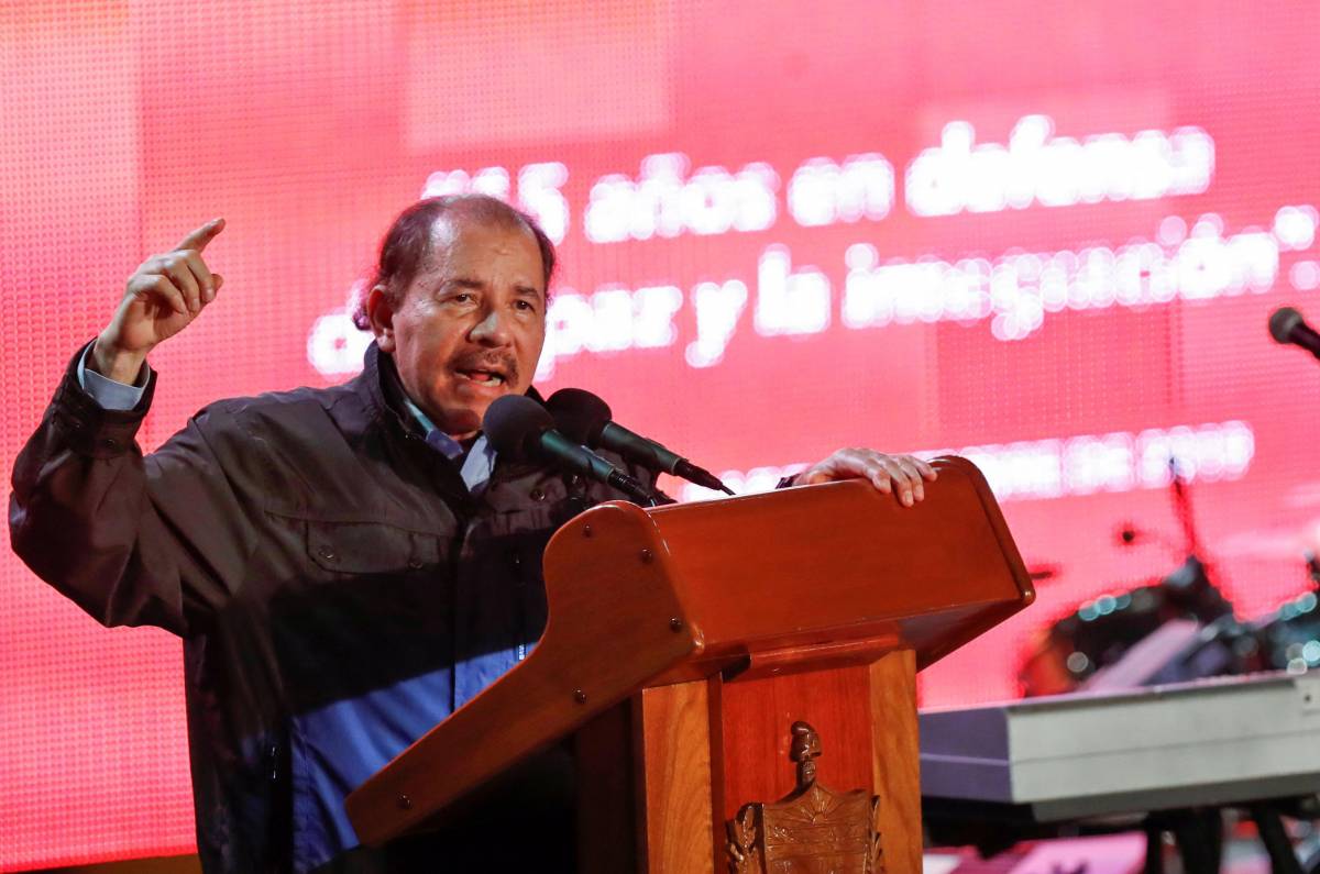 Bandiere dell'Italia e del Nicaragua su sfondo neutro, simbolo di conflitto diplomatico tra i due paesi