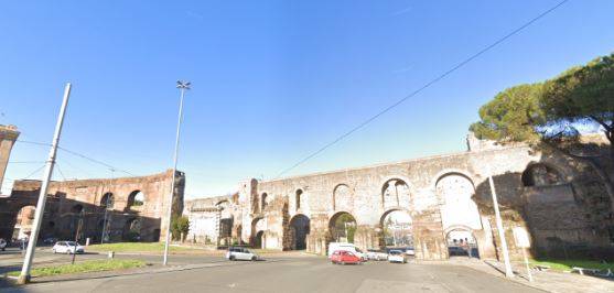 Roma cade a pezzi: cede una parte dell’arco di Porta Maggiore