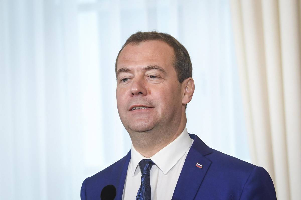 Medvedev sfotte i leader europei. Il messaggio arriva dal Cremlino: "Basta armi, Kiev è spacciata"