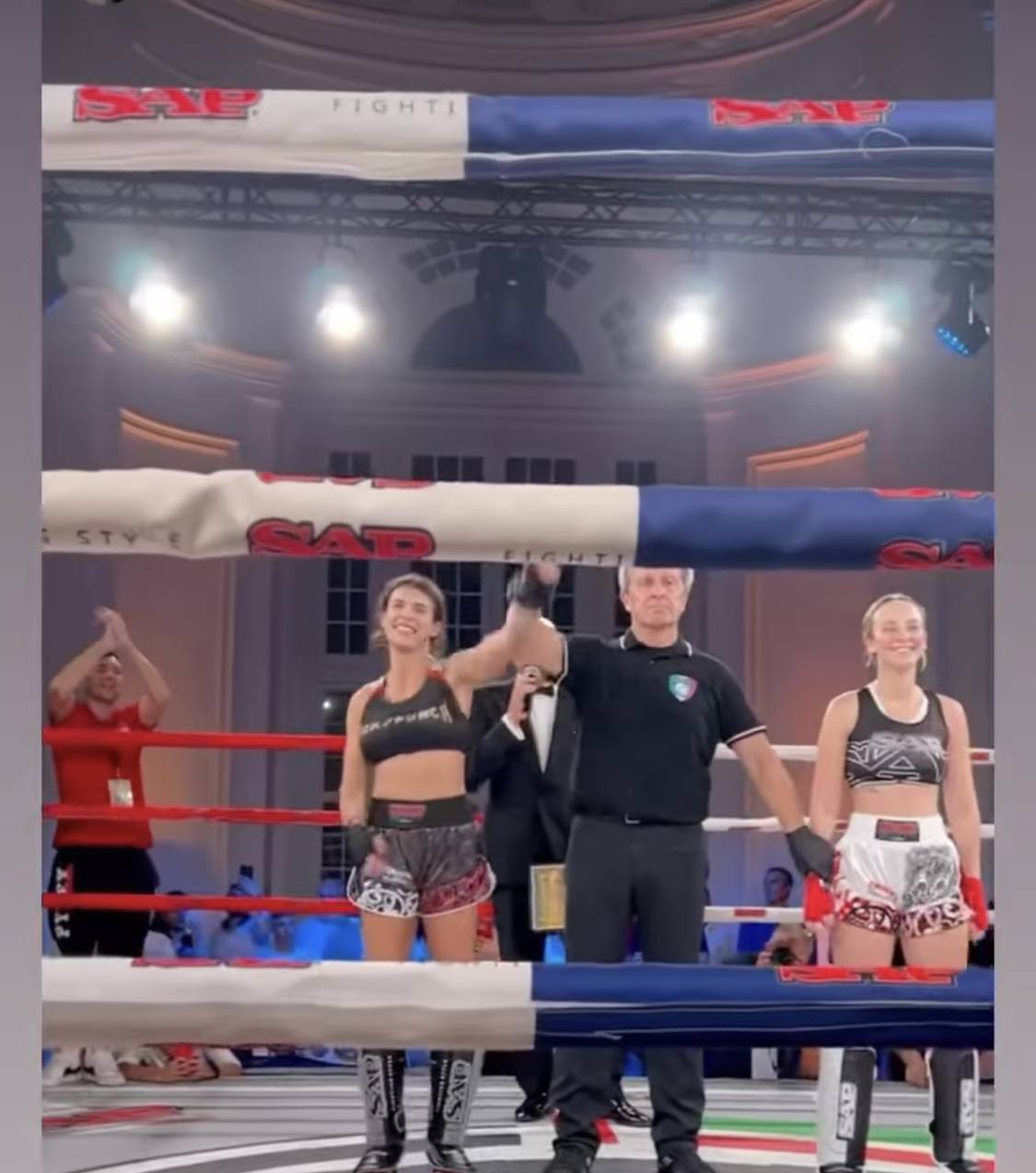 Elisabetta Canalis sale sul ring e vince: debutto con successo per l'ex velina