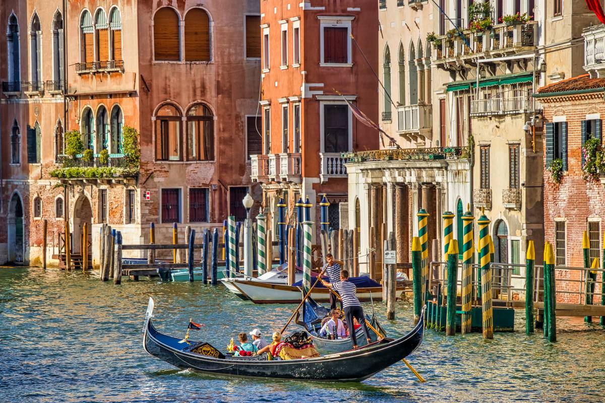 Turista si tuffa dal ponte a Venezia, sfiorato l'incidente con una gondola 