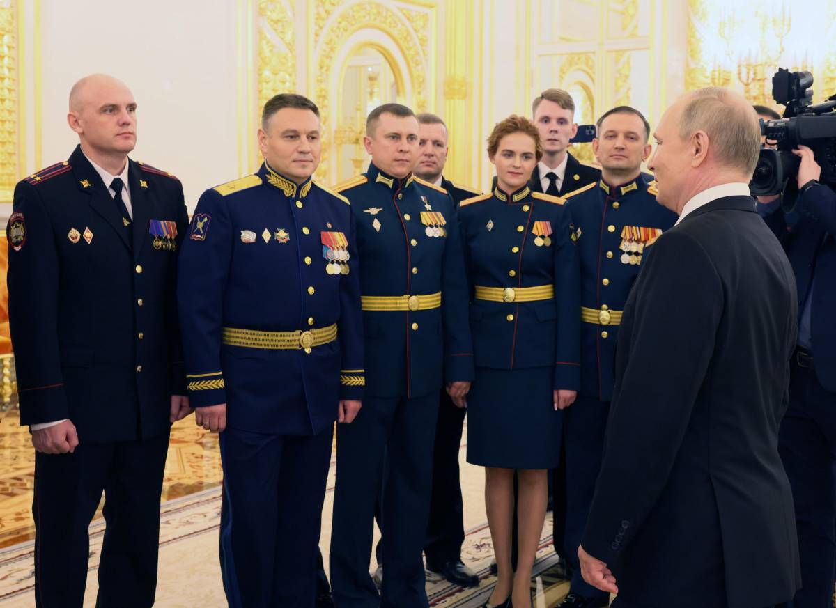 Putin con i militari "lancia" il Sarmat. Un super missile per coprire le grane