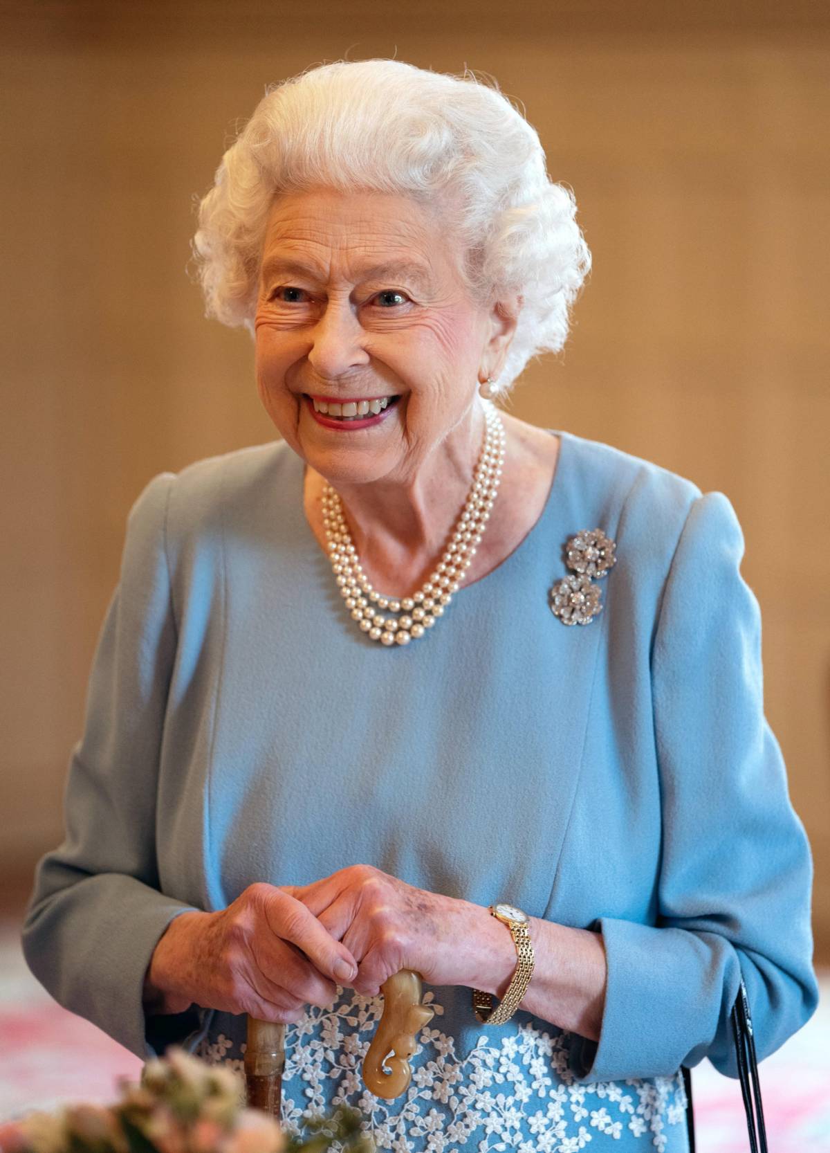 La regina Elisabetta di nuovo in pubblico senza bastone