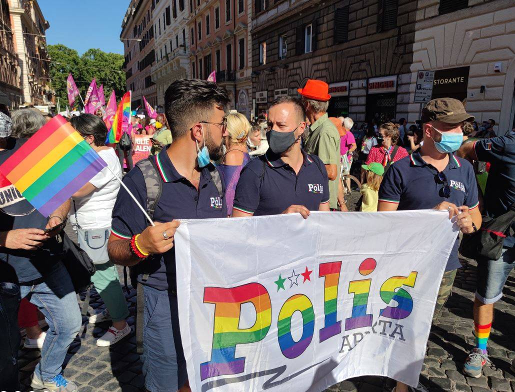 "Fuori i poliziotti dal gay pride". L'ultima discriminazione arcobaleno
