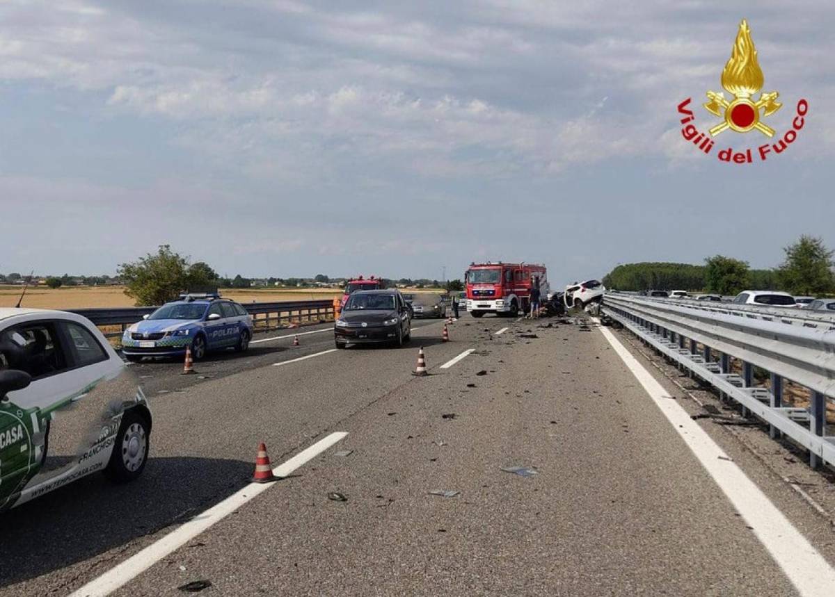 Contromano sull'A7: due morti e code