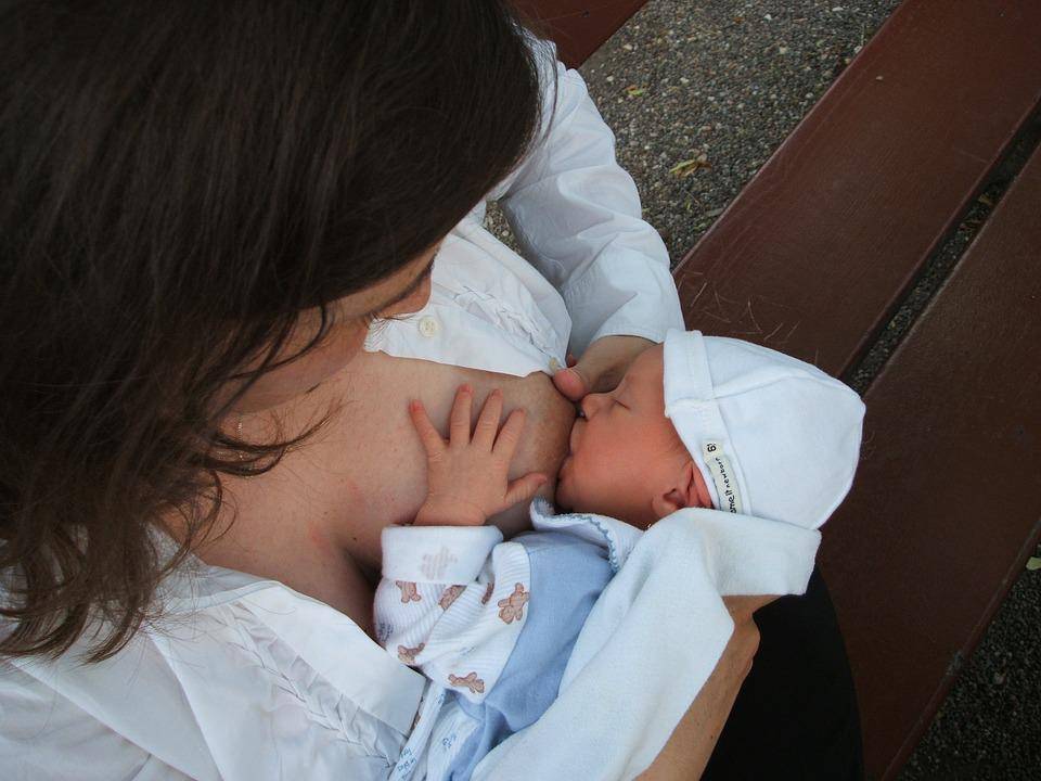 Neonato morto, 5 consigli per evitare rischi in allattamento 
