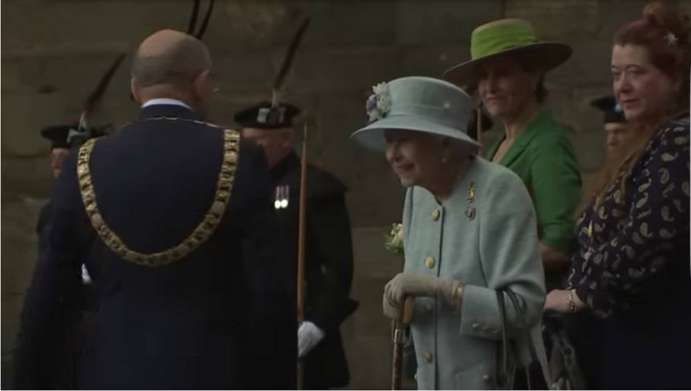 La regina Elisabetta arriva a sorpresa in Scozia per la Royal Week