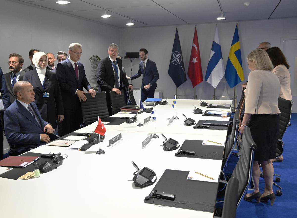 Erdogan toglie il veto: ok a Finlandia e Svezia nella Nato. Ecco cosa chiede in cambio