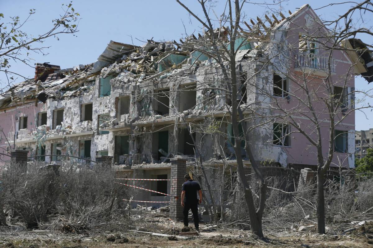 Razzi russi su un condominio. È strage di civili a Odessa. Kiev: "Bastardi, reagiremo"