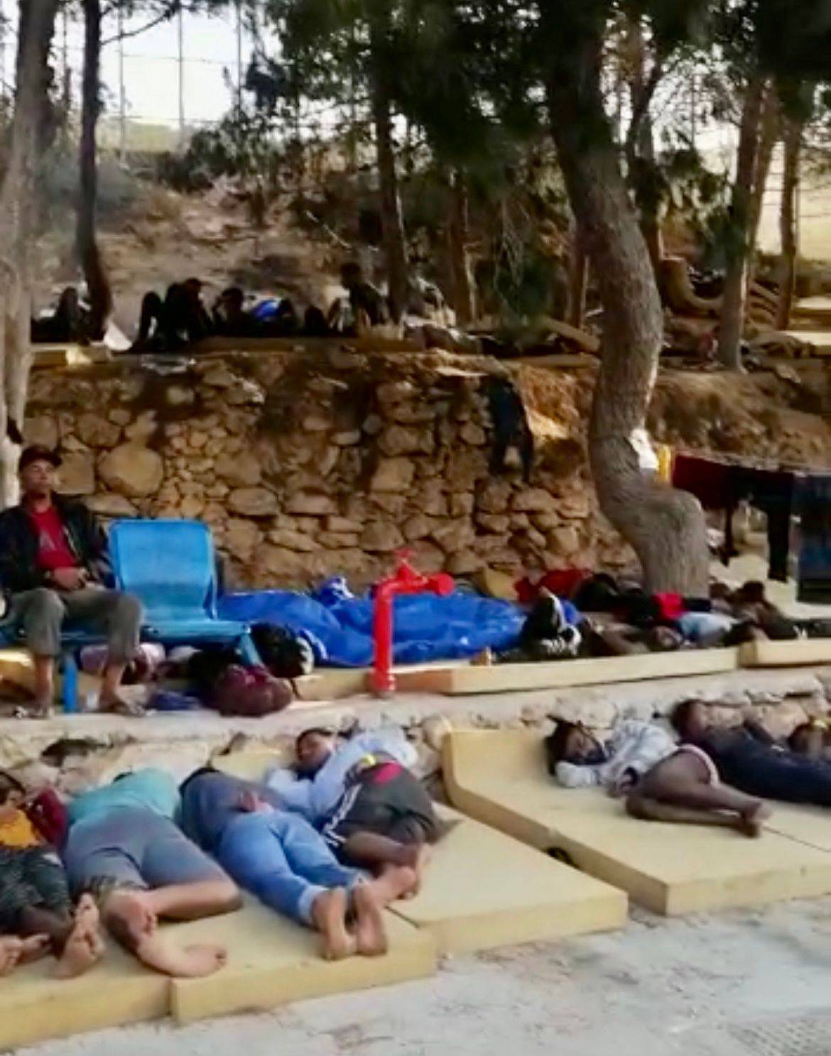"Senza acqua e servizi igienici". L'hotspot di Lampedusa è una "polveriera"