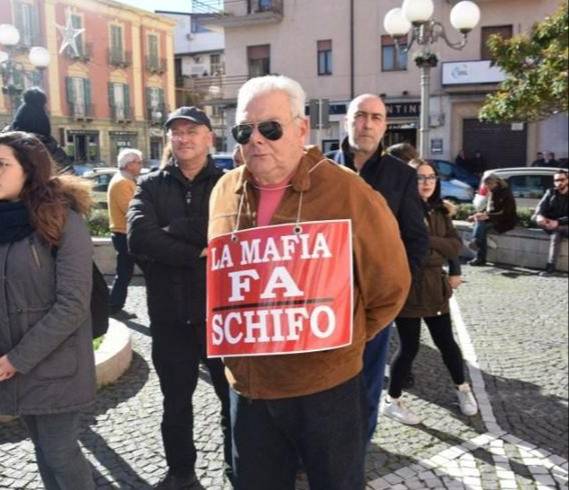 Ex sindaco aggredito da due minori