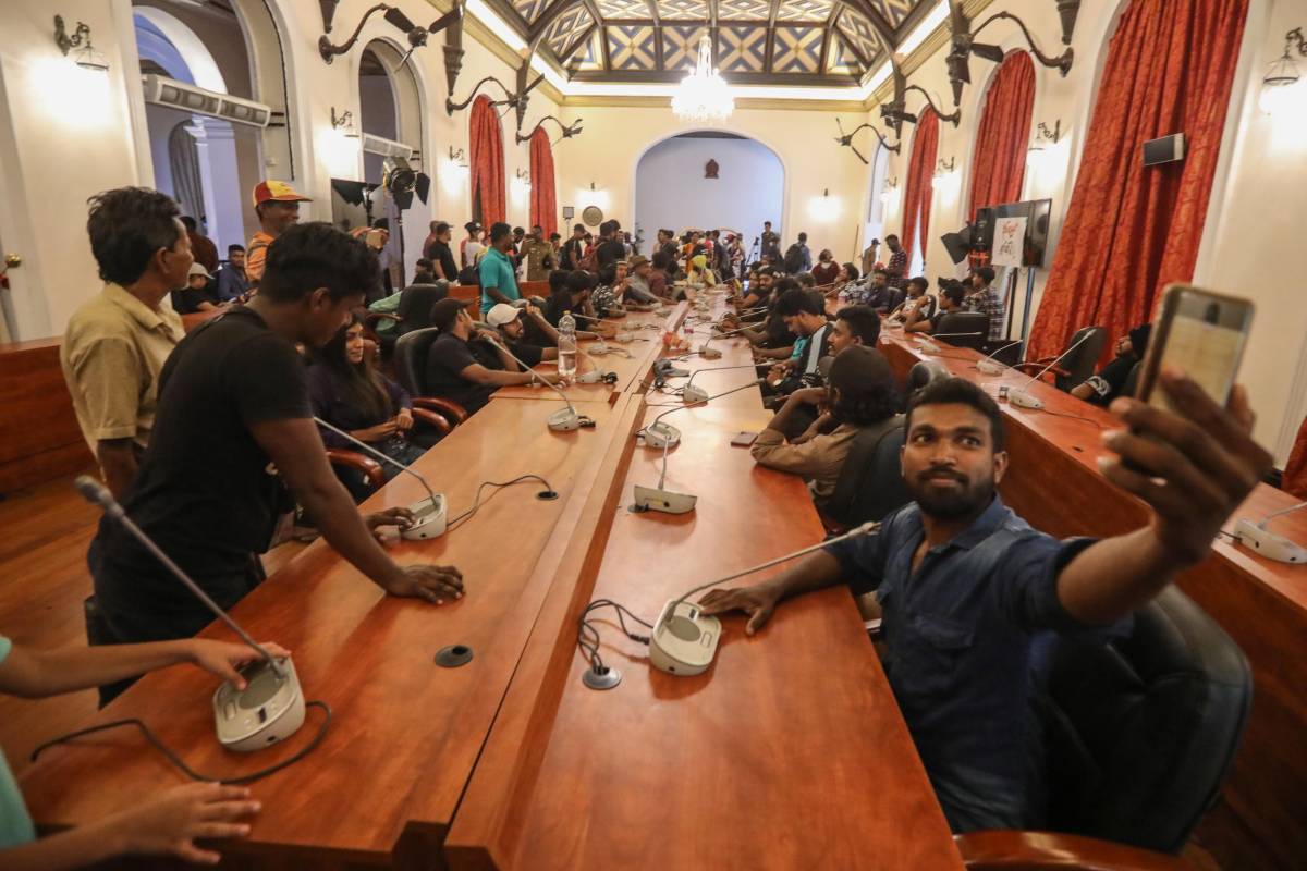Tuffi in piscina, selfie e violenza: la fine dei palazzi del potere in Sri Lanka