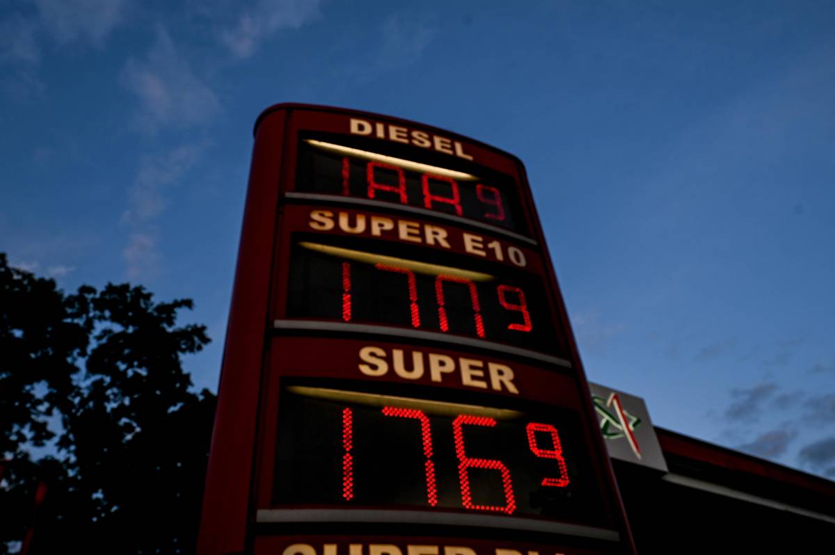 Lo spettro della crisi: i dati sorprendenti alla pompa di benzina