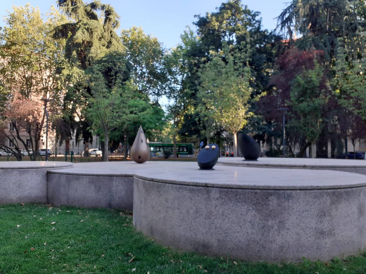 Il Giardino Zen dedicato a Teresa Pomodoro: una sosta a Piola, tra ciliegi e sculture 