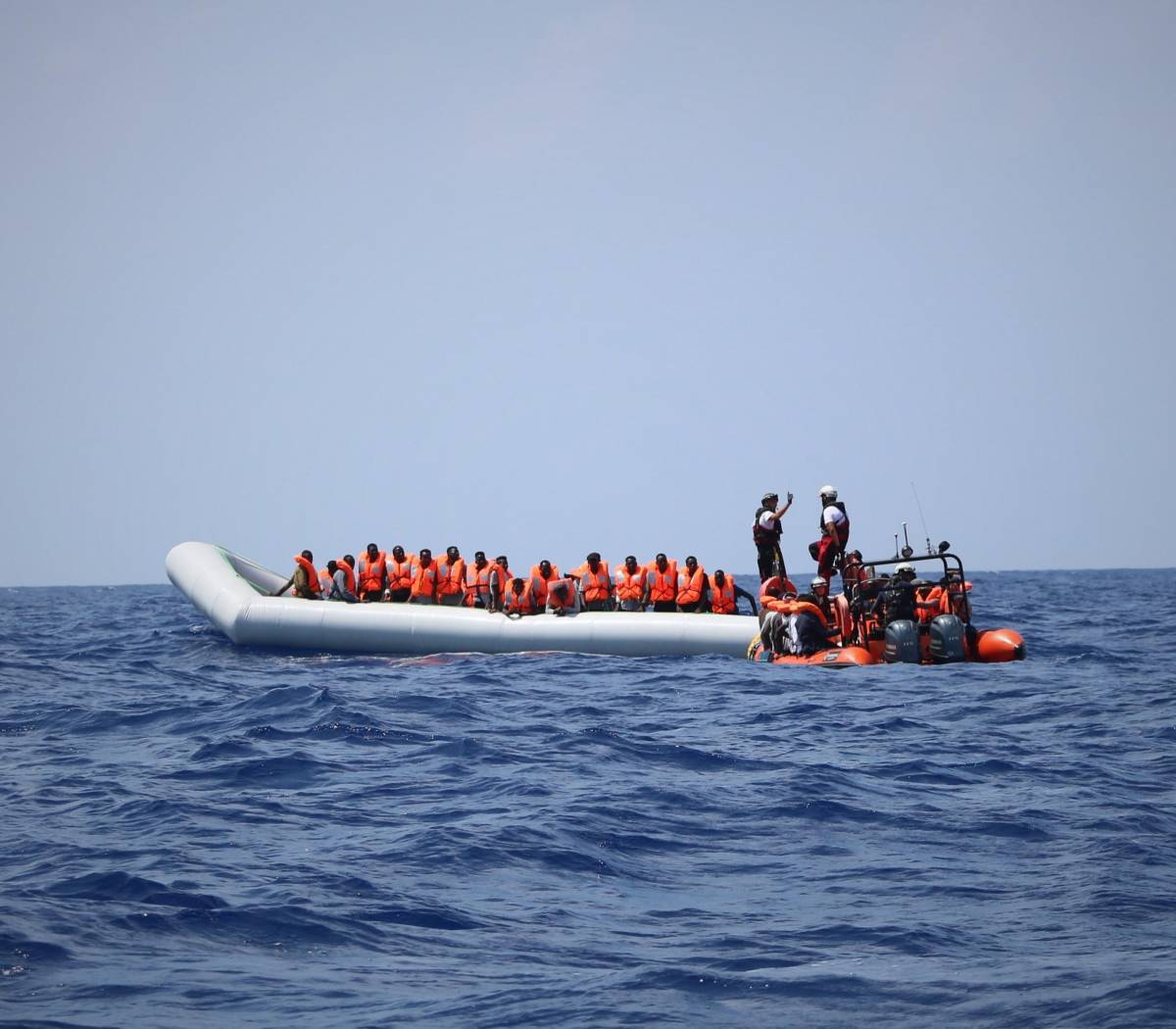 Lampedusa sprofonda di nuovo: 870 clandestini in meno di 24 ore, l'hotspot collassa