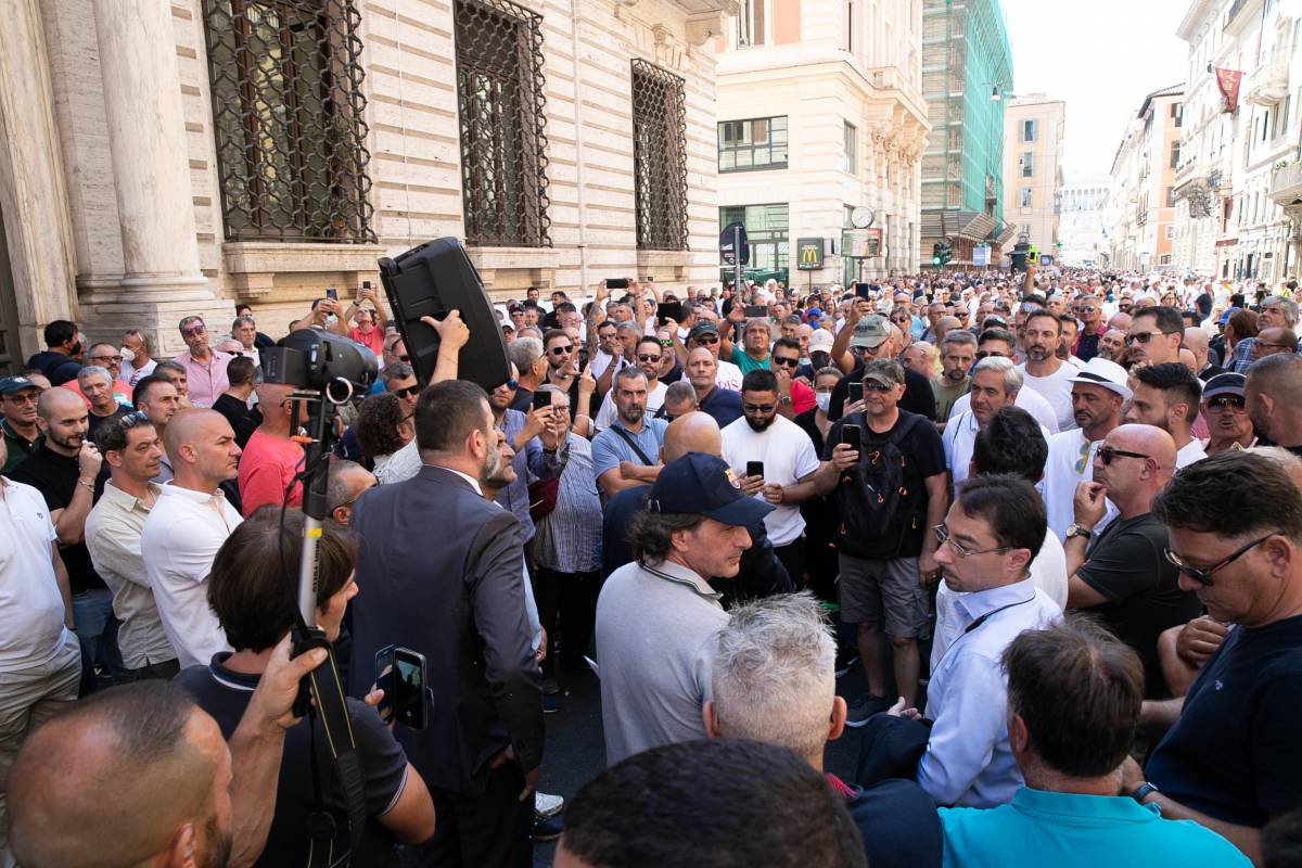 "Petardi e fumogeni". Palazzo Chigi blindato per la protesta dei taxi