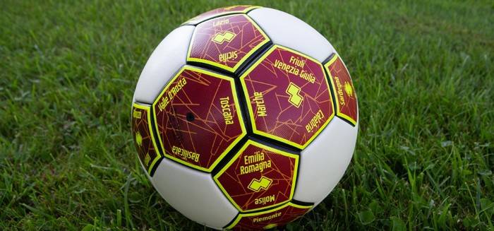 Un pallone da calcio (foto di repertorio)