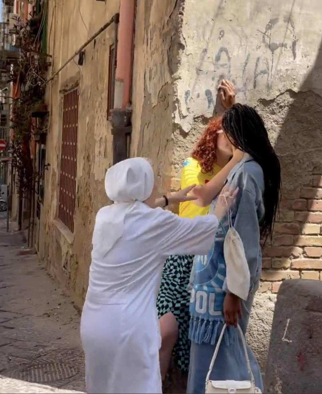 "Che fate? È il diavolo...". Suora irrompe sul set e divide un bacio gay