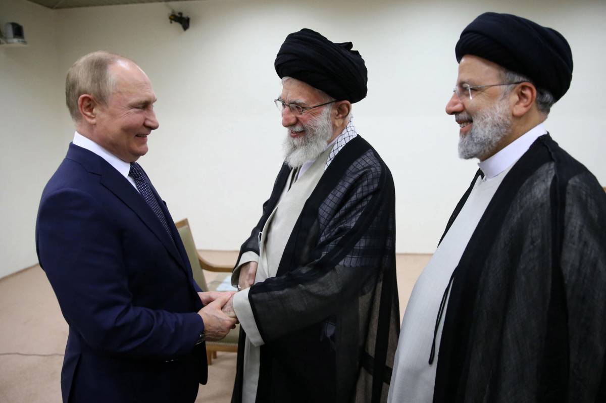 Putin abbraccia gli ayatollah. "Droni e asse anti Occidente". Erdogan e il bluff sul grano