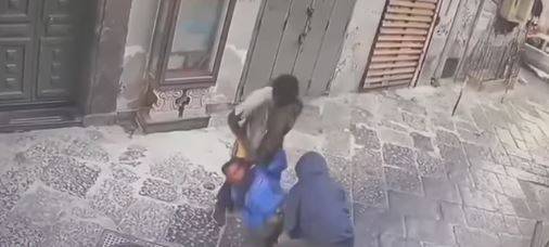 Bloccato a terra e preso per il collo: l’aggressione choc a Napoli