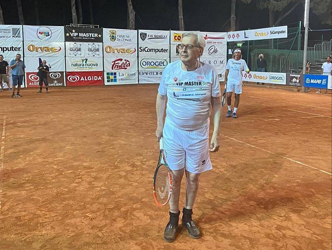 "Djokovic muto". Sgarbi gioca a tennis e il suo stile fa impazzire i social
