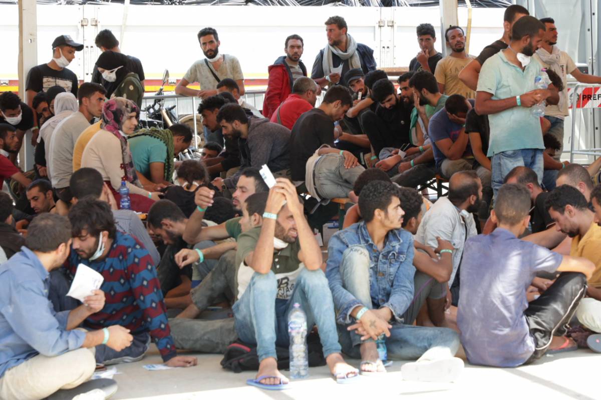 Sbarchi, la maxi operazione: oltre 674 migranti a bordo