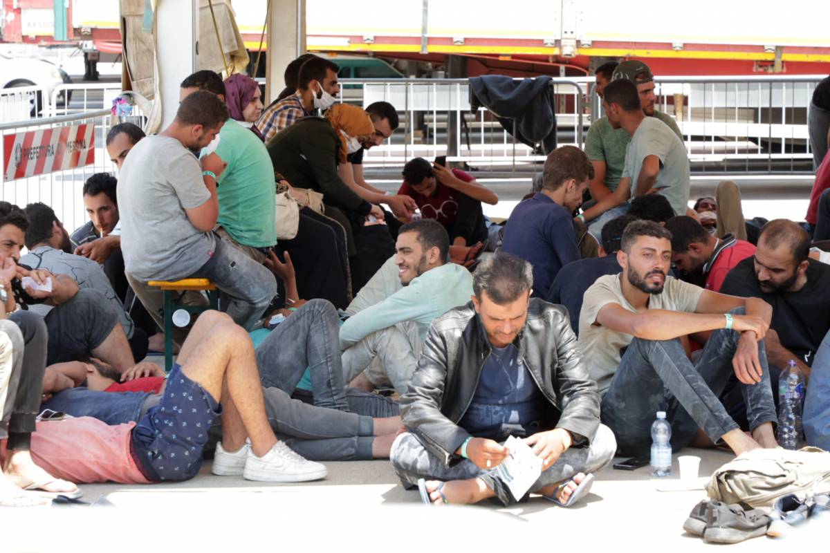 Migranti, in Sicilia un'altra estate da invasione. E il Viminale ne trasferisce mille dall'isola