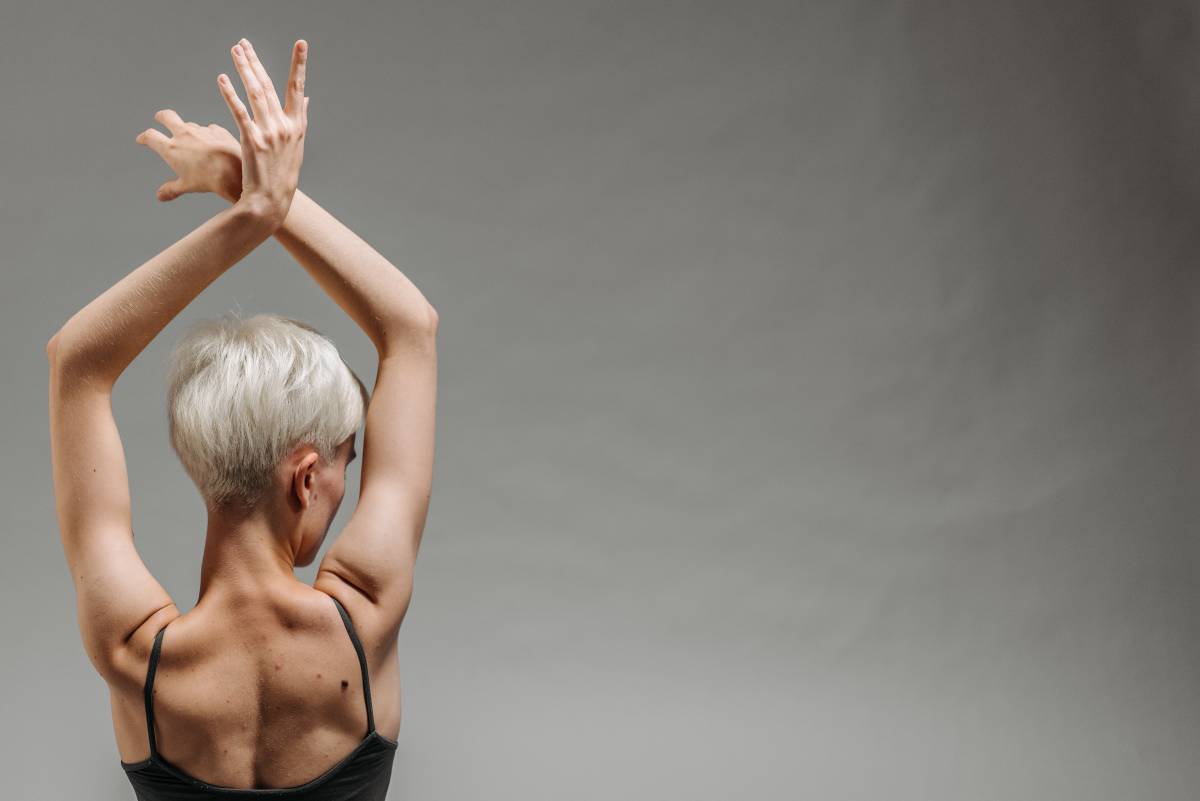 Come rassodare le braccia a 60 anni senza andare in palestra: esercizi da fare a casa