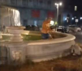 Degrado nel cuore di Napoli: turista fa il bagno nella fontana del Carciofo