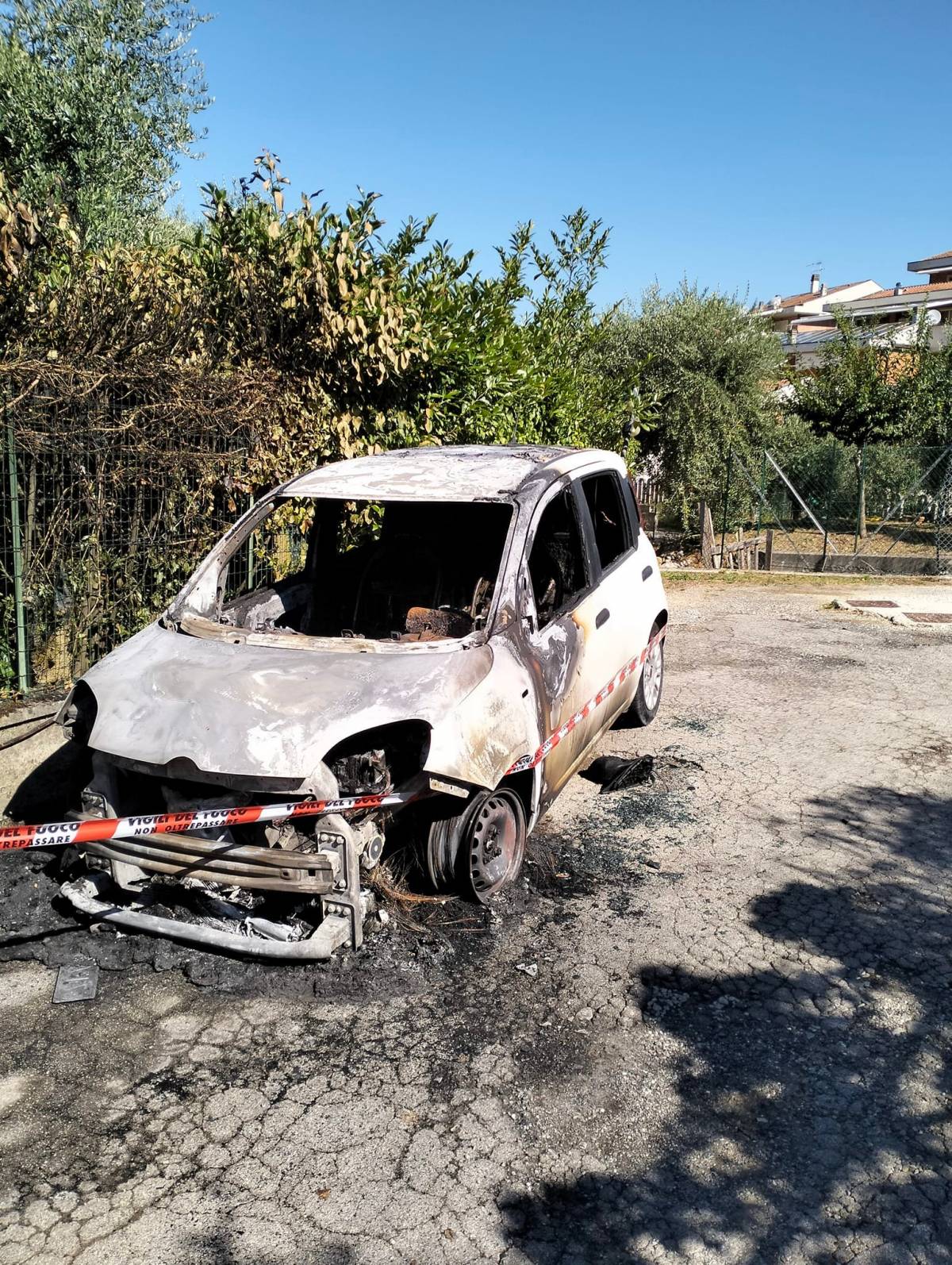 Una delle due auto del politico di FI Gianni Musetti, dopo l'incendio
