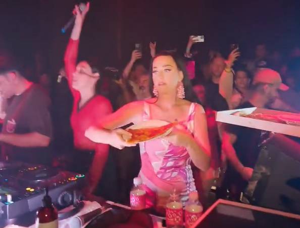 Katy Perry lancia pezzi di pizza sui fan. Il video scatena i social