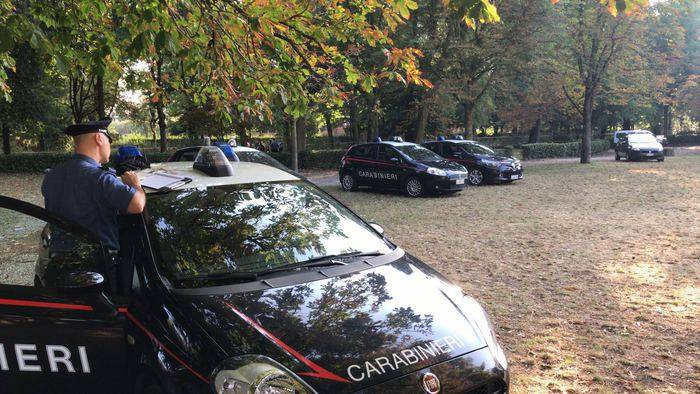 Alcune volanti dei carabinieri nel parco delle Cascine, a Firenze