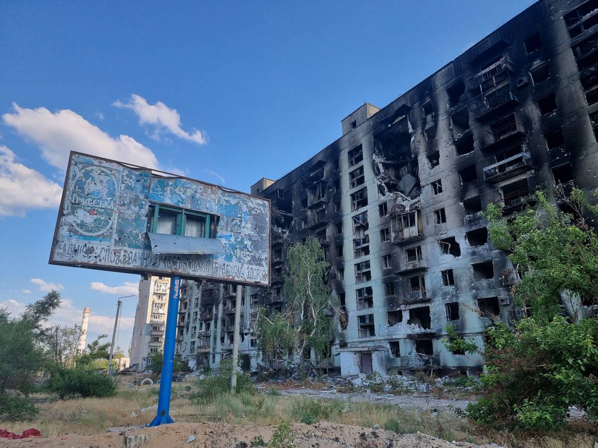 "Ridotti in polvere dai raid": viaggio nella città fantasma occupata dai russi